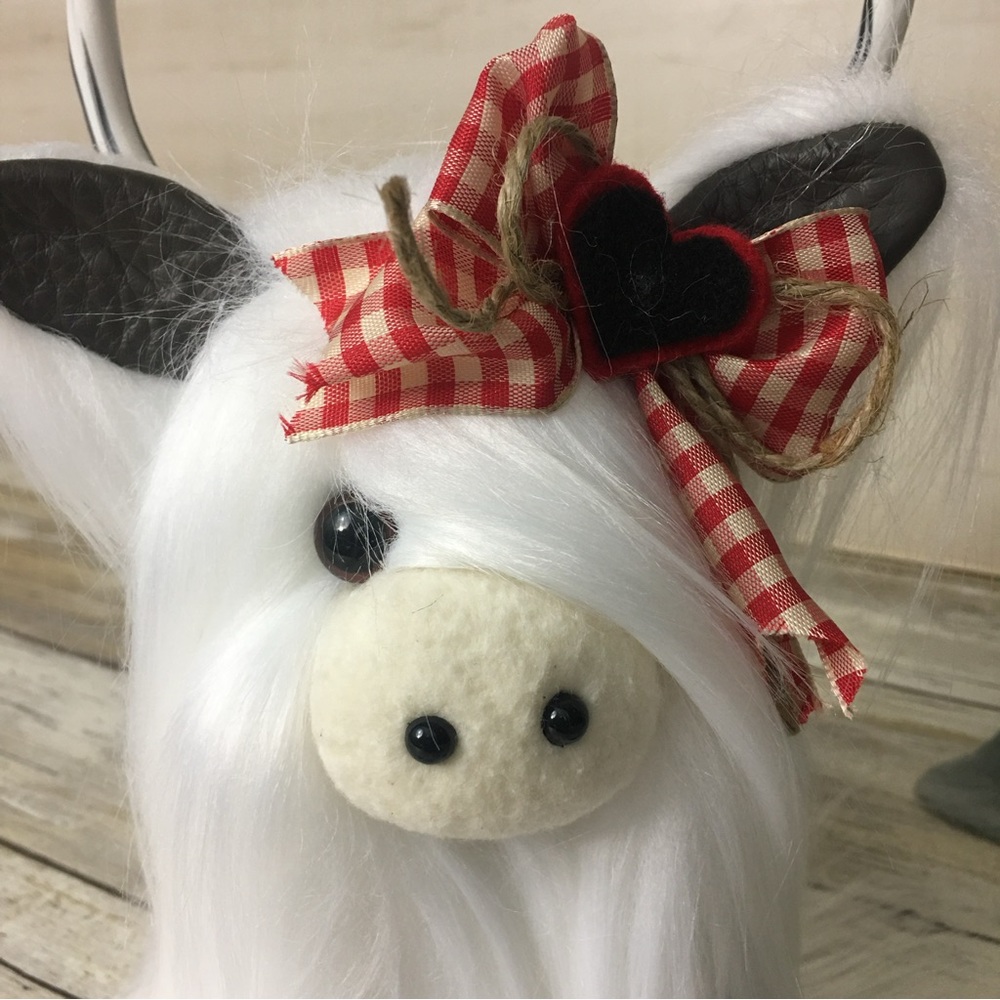 🚫SOLD🚫 Valentine’s Day White Highland Cow Gnome Coo Tiered Tray Decor - Picture 3 of 11